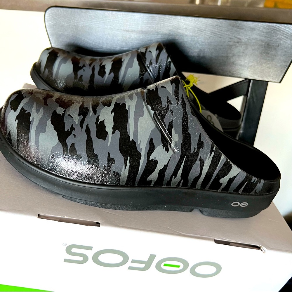 Unisex OOFOS Clogs - W12 M10 - black camo